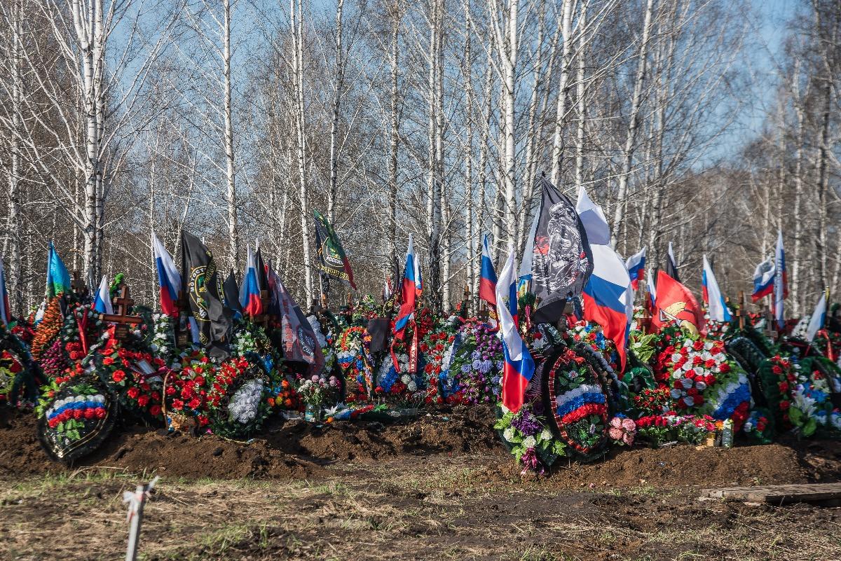 Фото Матери плачут у могил. Сотни новосибирцев собрались на Радоницу на кладбище погибших бойцов СВО 9